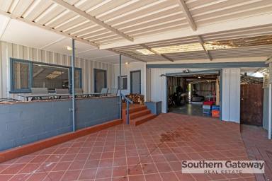 House For Sale - WA - Warnbro - 6169 - Sensational Location Close to Beach  (Image 2)