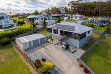 House For Sale - TAS - Beauty Point - 7270 - Stunning Modern Home with Panoramic Tamar River Views and Lifestyle Amenities (Image 2)