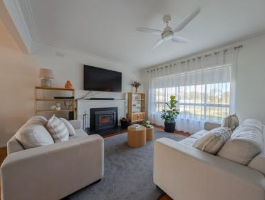 House For Sale - VIC - Kerang - 3579 - Stunning 4-Bedroom Brick Veneer Home  (Image 2)