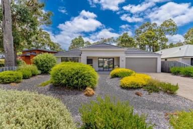 House For Sale - WA - Cowaramup - 6284 - Stylish Modern Living in the Heart of Cowaramup  (Image 2)