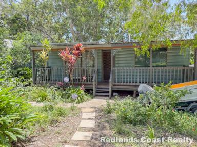 House For Sale - QLD - Lamb Island - 4184 - Waterfront Cottage with Jetty – A Rare Opportunity  (Image 2)