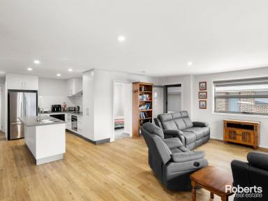 Unit For Sale - TAS - Latrobe - 7307 - Stunning Unit in Quiet Location  (Image 2)