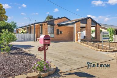House For Sale - VIC - Rochester - 3561 - 3 BEDROOM  2 BATHROOM BRICK VENEER HOME  (Image 2)