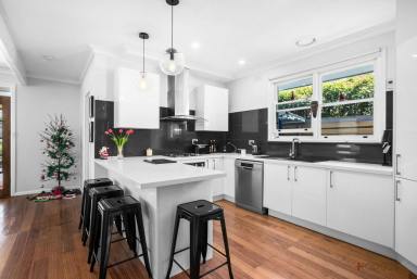 House For Lease - VIC - Parkdale - 3195 - ENTERTAINERS DREAM | CLOSE TO SCHOOLS | STUNNING KITCHEN  (Image 2)