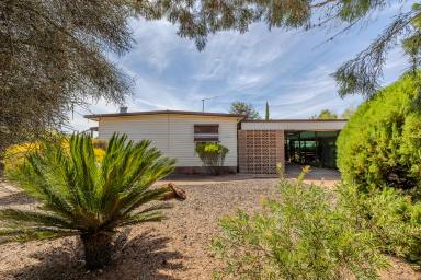 House For Sale - VIC - Ouyen - 3490 - Retro, but ready to reno!  (Image 2)