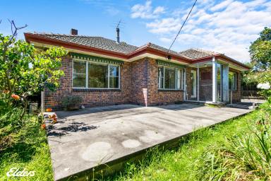 House For Sale - VIC - Yarram - 3971 - LARGE SOLID BRICK HOME IN THE BEST LOCATION  (Image 2)