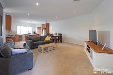 House For Lease - VIC - Horsham - 3400 - Lakeside property in Horsham CBD!  (Image 2)