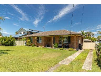 House For Sale - NSW - Forster - 2428 - Enviable Family Living in Forster’s Hawaii Avenue  (Image 2)