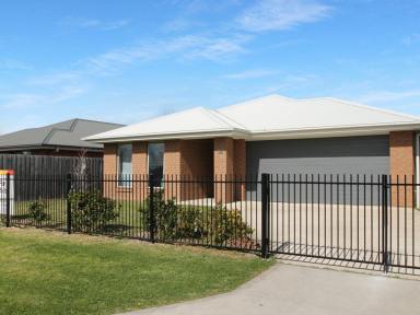 House For Sale - VIC - East Bairnsdale - 3875 - MODERN 4-BEDROOM FAMILY HOME IN EAST BAIRNSDALE  (Image 2)