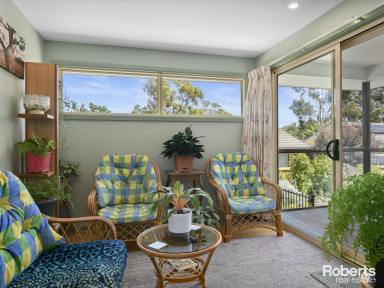 Unit For Sale - TAS - Mount Nelson - 7007 - Sun drenched, with all the extras  (Image 2)