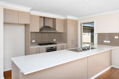 Townhouse For Sale - NSW - Cootamundra - 2590 - Modern 3-Bedroom Townhouse in Prime Location  (Image 2)