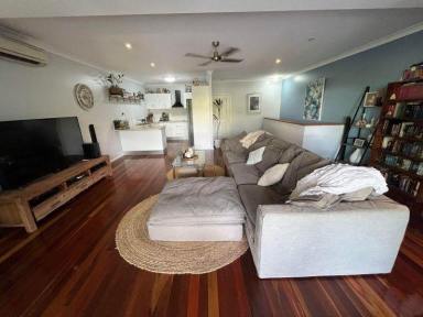 House For Lease - QLD - Holloways Beach - 4878 - STUNNING SEASIDE HOLLOWAYS HOME  (Image 2)