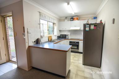 Unit For Sale - NSW - Inverell - 2360 - COMFORTABLE UNIT, CONVENIENT LOCATION  (Image 2)