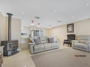 House For Sale - NSW - Moama - 2731 - Charming and Convenient Living in Central Moama  (Image 2)