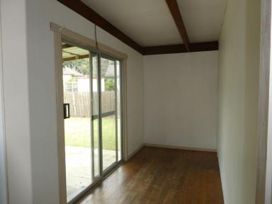 House For Lease - VIC - Bairnsdale - 3875 - SPACIOUS FAMILY HOME IN QUIET COURT  (Image 2)