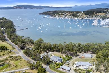 House For Sale - TAS - Kettering - 7155 - Thoughtfully Crafted, Virtual Waterfront Living  (Image 2)