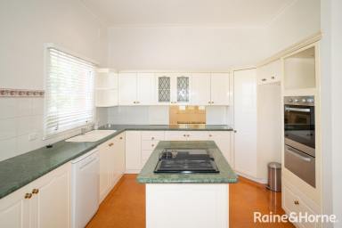 House Leased - NSW - Turvey Park - 2650 - LARGE LIVING IN A SOUGHT AFTER LOCATION  (Image 2)