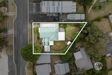 House For Sale - VIC - Crib Point - 3919 - Renovate or redevelop in charming coastal town  (Image 2)