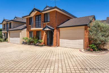 Townhouse For Sale - WA - Dudley Park - 6210 - BEAUTIFUL MODERN TOWNHOUSE WITH NO STRATA FEES  (Image 2)