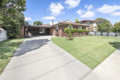 House For Sale - VIC - Swan Hill - 3585 - Prime Location - Stroll to the River, Walk to Work  (Image 2)