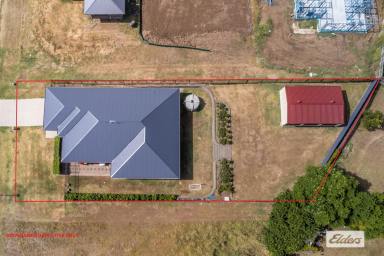 House For Sale - QLD - Gatton - 4343 - SPACIOUS MODERN HOME IN TOP OF TOWN LOCATION.  (Image 2)