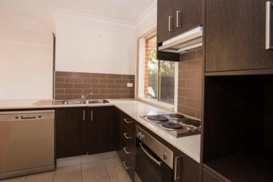 Townhouse For Lease - NSW - Berry - 2535 - Modern Three-Bedroom Townhouse in Prime Location  (Image 2)