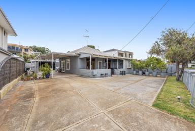 House For Sale - WA - Halls Head - 6210 - Opposite Mary St Lagoon  (Image 2)