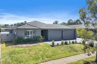 House For Sale - VIC - Bunyip - 3815 - FAMILY LIVING WITH FABULOUS SPACE INSIDE AND OUT  (Image 2)