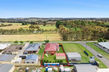 House Auction - NSW - Crookwell - 2583 - "Quality residential home with rural views, in the heart of Crookwell"  (Image 2)