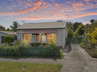 House For Sale - VIC - Drouin - 3818 - Your New Chapter Awaits-Timeless Charm in Drouin's Blue-Chip Location  (Image 2)