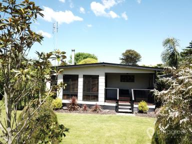 House For Sale - VIC - Port Welshpool - 3965 - BEACH HOME WITH LARGE SHED AND BUNGALOW  (Image 2)