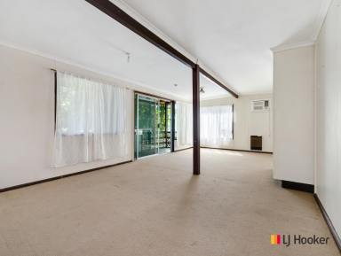 House For Sale - NSW - Surfside - 2536 - 4-Bedroom Home on large 875sqm Block - Renovator's Dream!  (Image 2)