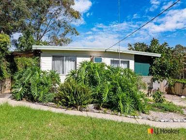 House For Sale - NSW - Surfside - 2536 - 4-Bedroom Home on large 875sqm Block - Renovator's Dream!  (Image 2)