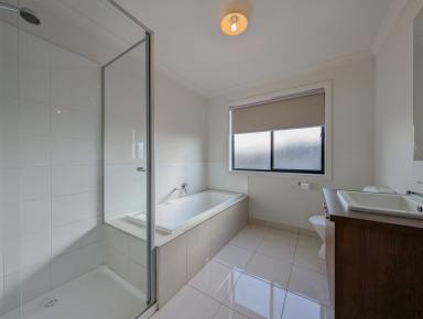House For Sale - VIC - Kerang - 3579 - Modern 4 bedroom brick veneer home  (Image 2)