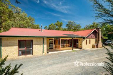 House For Sale - VIC - Wesburn - 3799 - ELEGANT SANDSTONE RETREAT ON AROUND 1 ACRE  (Image 2)
