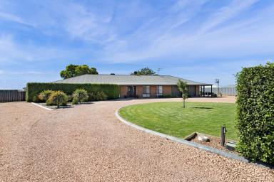 House For Sale - VIC - Mildura - 3500 - Elegant Family Retreat with Space & Sophistication  (Image 2)