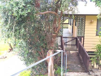 House For Sale - QLD - Macleay Island - 4184 - WATERFRONT LIVING AT ITS BEST – A HIDDEN GEM ON KOONWARRA PARADE  (Image 2)