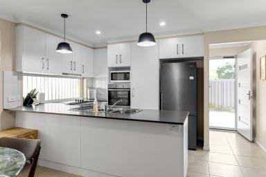 Unit For Lease - QLD - South Toowoomba - 4350 - Stunning Modern Unit, Conveniently Located  (Image 2)