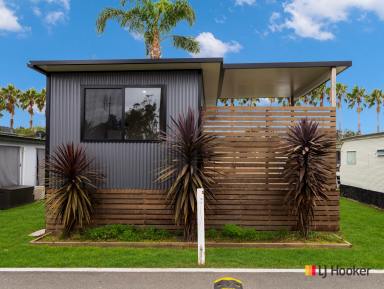 Unit For Sale - NSW - Tomakin - 2537 - Dog Friendly Holiday Cabin for Sale.  Stroll across the dunes to the Beach!  (Image 2)