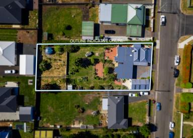 House For Sale - TAS - Longford - 7301 - Large Family Home on double block. Private and Quiet. 1493m² subdividable.  (Image 2)