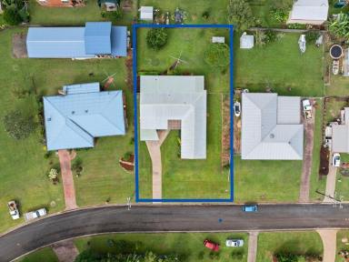 House For Sale - QLD - Yungaburra - 4884 - Stylish and Spacious 3 Bedroom Family Home in Yungaburra  (Image 2)