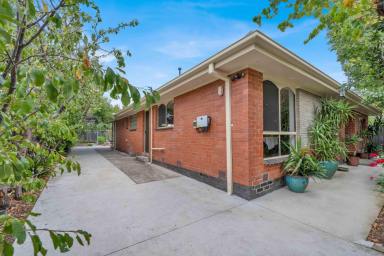 House For Sale - VIC - St Albans - 3021 - STYLISH FAMILY HOME IN A PRIME LOCATION  (Image 2)