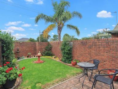 Unit For Sale - VIC - Bairnsdale - 3875 - A CORNER GEM!  (Image 2)