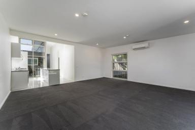 House Leased - VIC - Parkdale - 3195 - PARKDALE LIFESTYLE TO PERFECTION!  (Image 2)