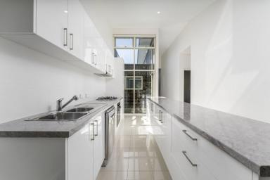 House Leased - VIC - Parkdale - 3195 - PARKDALE LIFESTYLE TO PERFECTION!  (Image 2)