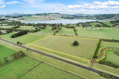 Lifestyle For Sale - VIC - Camperdown - 3260 - THE BEST OF BOTH WORLDS  (Image 2)