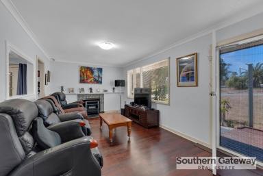 House For Sale - WA - Orelia - 6167 - VERSATILE & ACCESSIBLE LIVING IN A SOUGHT-AFTER LOCATION  (Image 2)