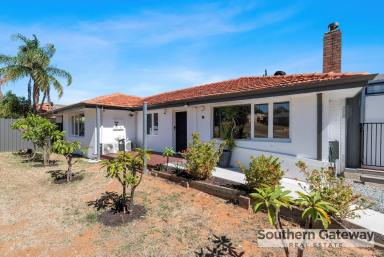 House For Sale - WA - Orelia - 6167 - VERSATILE & ACCESSIBLE LIVING IN A SOUGHT-AFTER LOCATION  (Image 2)