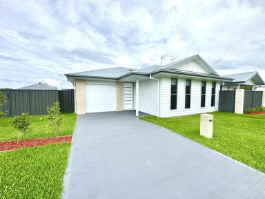 Duplex/Semi-detached For Lease - NSW - Old Bar - 2430 - Stunning modern three bedroom two bathroom duplex  (Image 2)