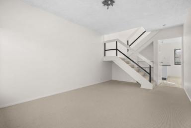 Townhouse Leased - VIC - Parkdale - 3195 - THREE BEDROOM | MINUTES TO BEACH | GREAT LOCATION  (Image 2)